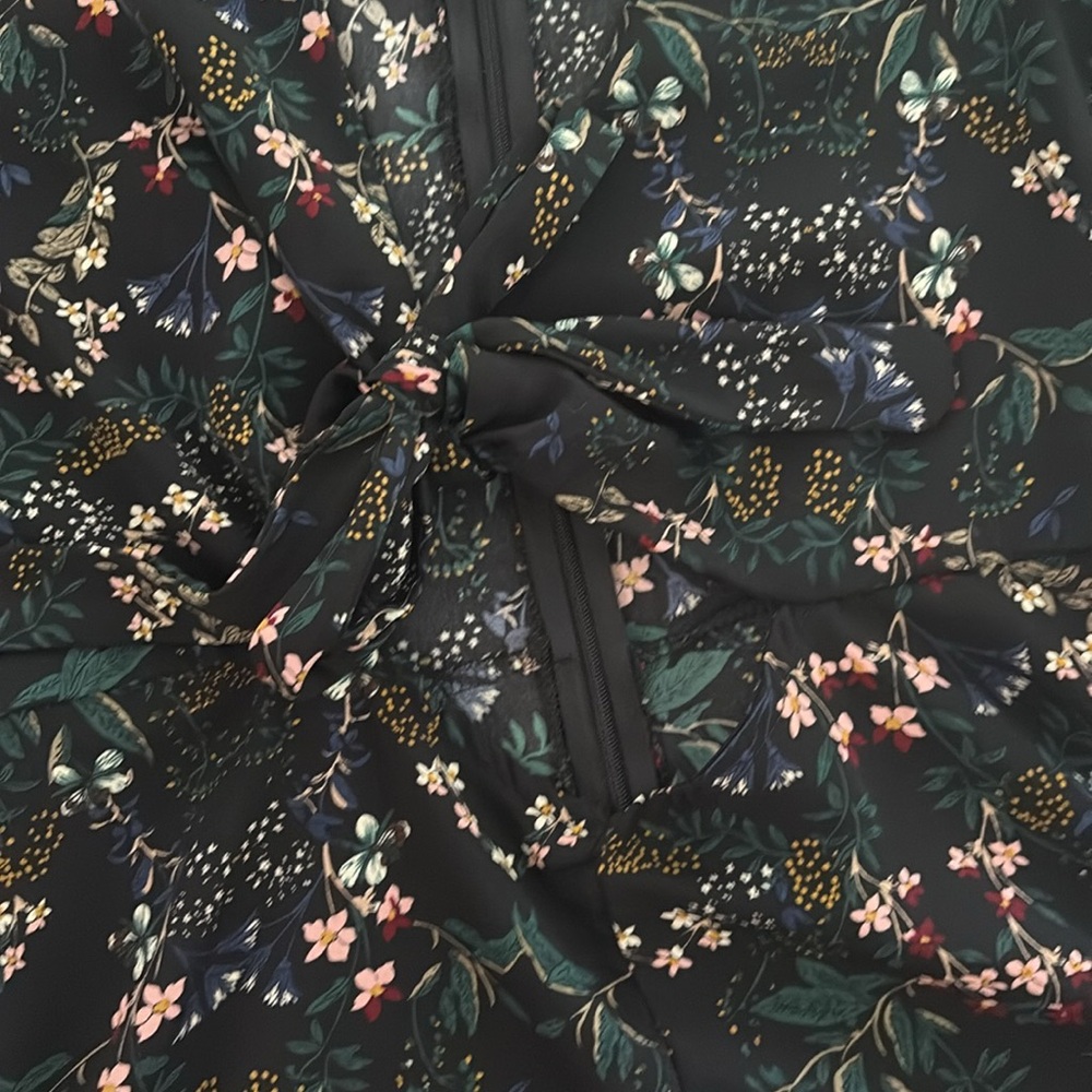 ✨HP✨Black Floral Romper - Picture 4 of 7